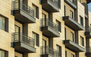 fachada de edificio de pisos donde se ven las ventanas y terrazas